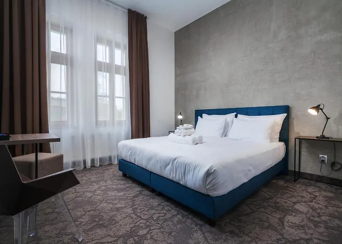 Riverside Готель