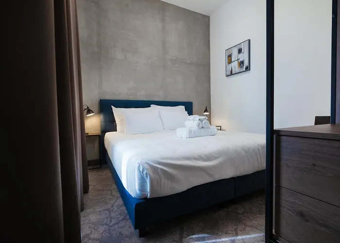 Riverside Готель